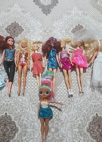 Barbie 9ADET GİYSİLİ BARBİE TEMİZ