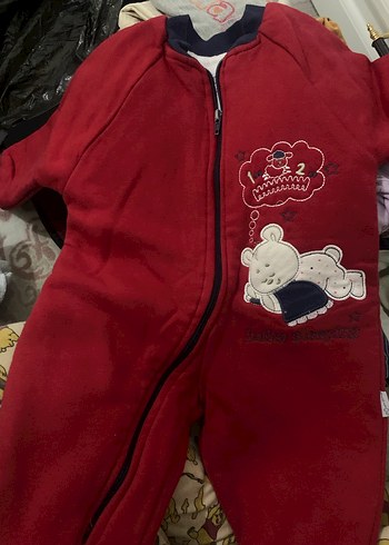 Kızaklı Baskılı Kırmızı Bebek Tulumu - Görsel 3