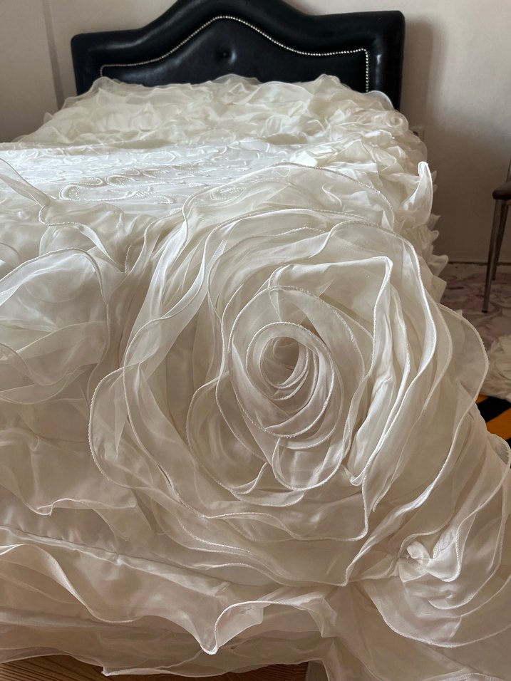 İşlemeli Beyaz Yatak Örtüsü - Görsel 2