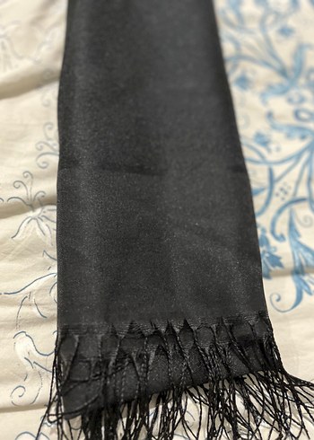 Siyah Dökümlü Kadın Şal - Görsel 3