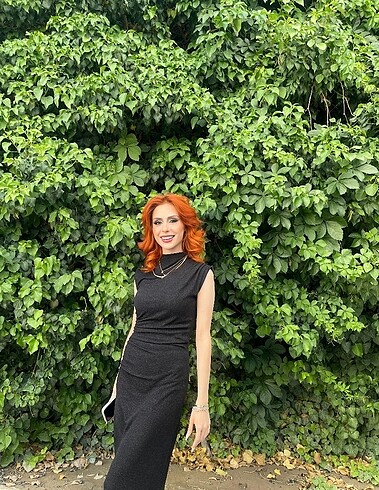 Siyah simli elbise