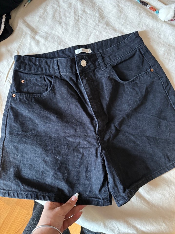 Kadın Siyah Düğmeli Midi Denim Şort - Görsel 2