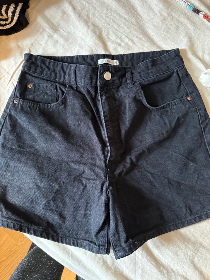 Kadın Siyah Düğmeli Midi Denim Şort - Görsel 3