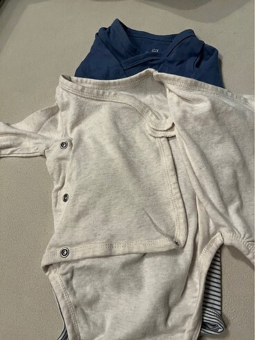 Yenidoğan Beden H&M uzun kollu 3 adet zıbın (1-2 ay)