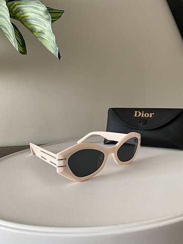 CHRISTIAN DIOR