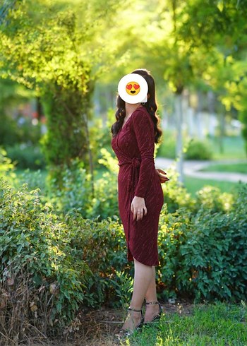 Bordo Parlak Yılan Desenli V Yakalı Uzun Elbise - Görsel 3