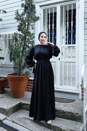 Kolları bağlamalı kemerli elbise