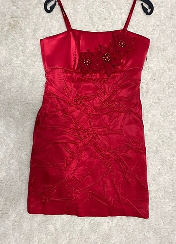 Kırmızı saten gece elbisesi