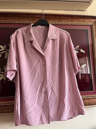 Pembe dantel yakalı gömlek