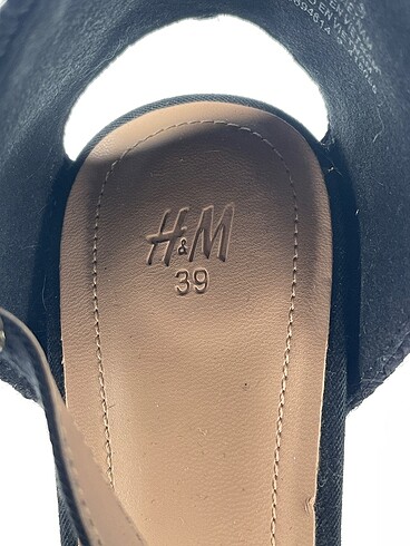 39 Beden siyah Renk H&M Dolgu Topuk %70 İndirimli.