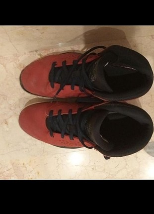 Nike Air Jordan basketbol ayakkabısıdır