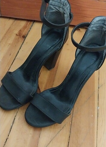 Zara Siyah bantlı topuklu ayakkabı
