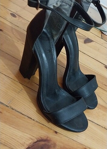 36 Beden Siyah bantlı topuklu ayakkabı