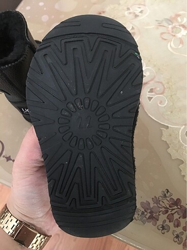 22 Beden siyah Renk Orijinal UGG kız çocuk botu