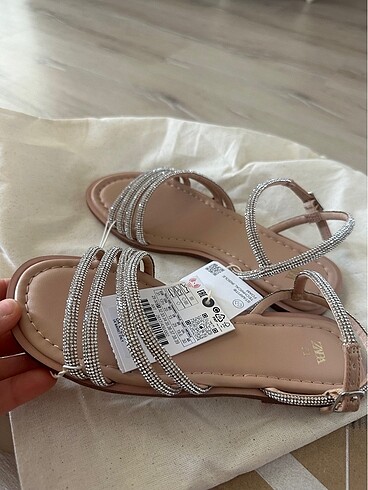 Zara taşlı sandalet
