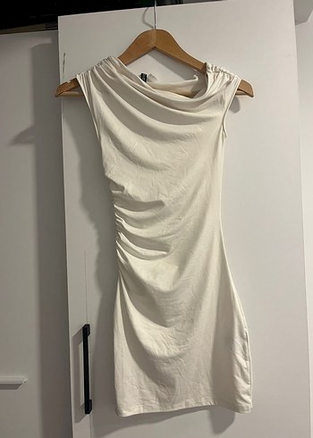 H&M Beyaz Drapeli Kolsuz Elbise