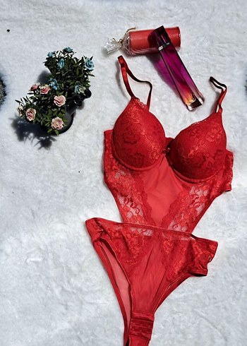 Kırmızı dantelli bodysuit