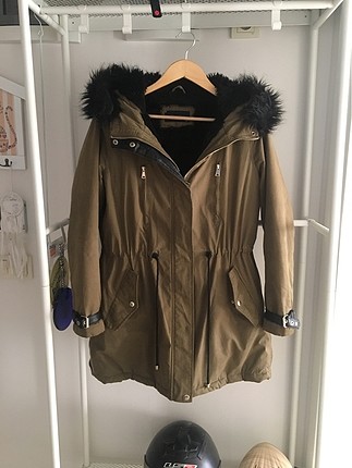 Parka tipi kaban ve gri kazak