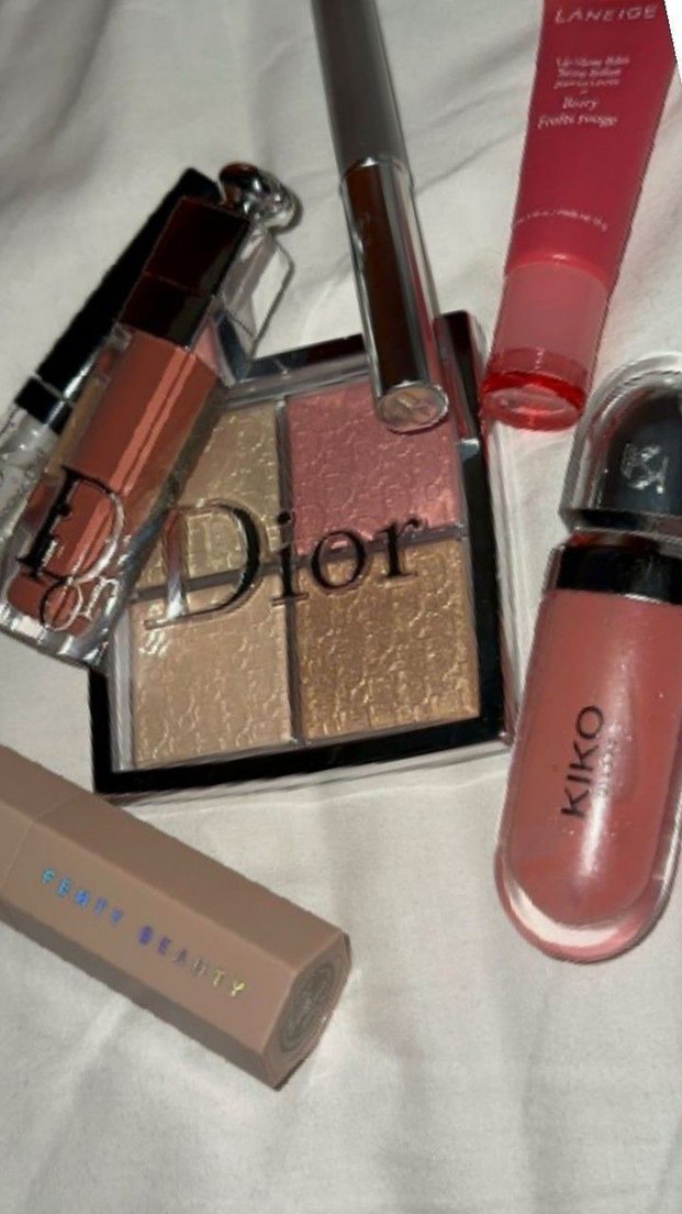 Dior Pudra Paleti ve Pembe Makyaj Ürünleri - Görsel 2