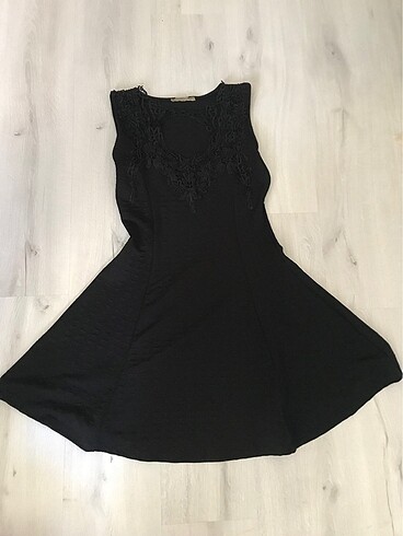 Göğüs detaylı mini elbise