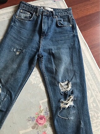 yırtık mom jean