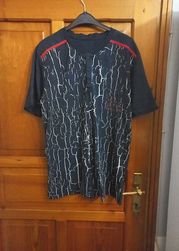 Düğmeli Siyah Bağlama Desenli Erkek Tişört - Görsel 2