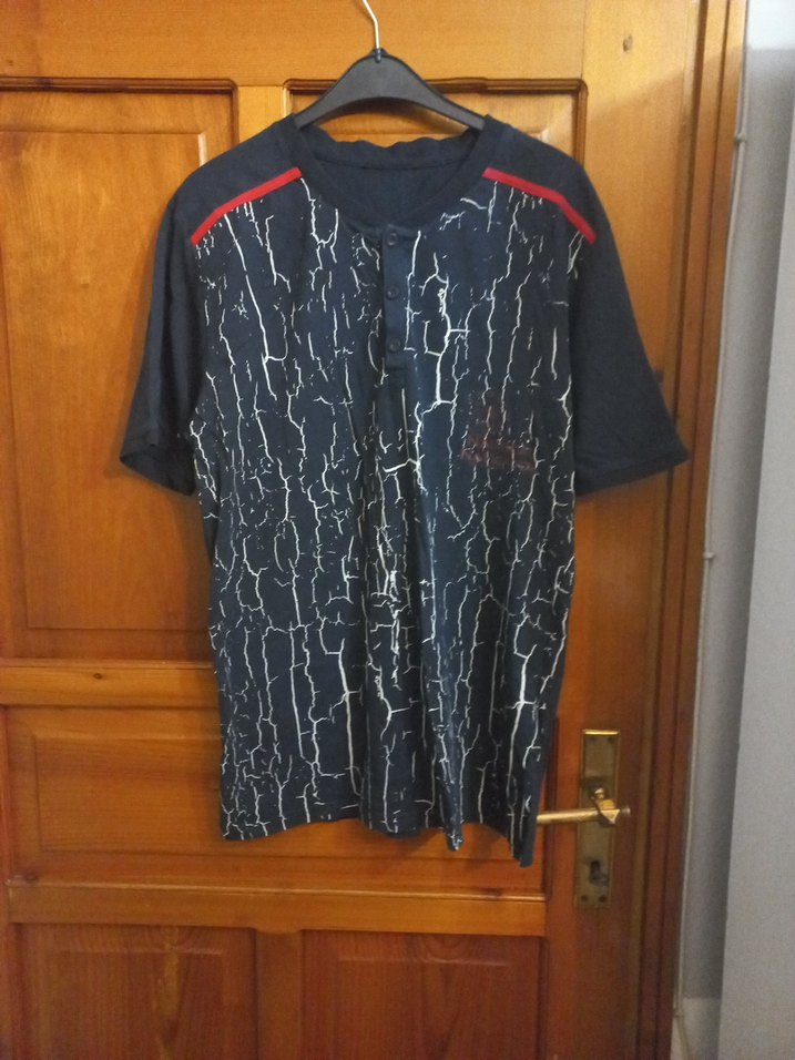 Düğmeli Siyah Bağlama Desenli Erkek Tişört - Görsel 2