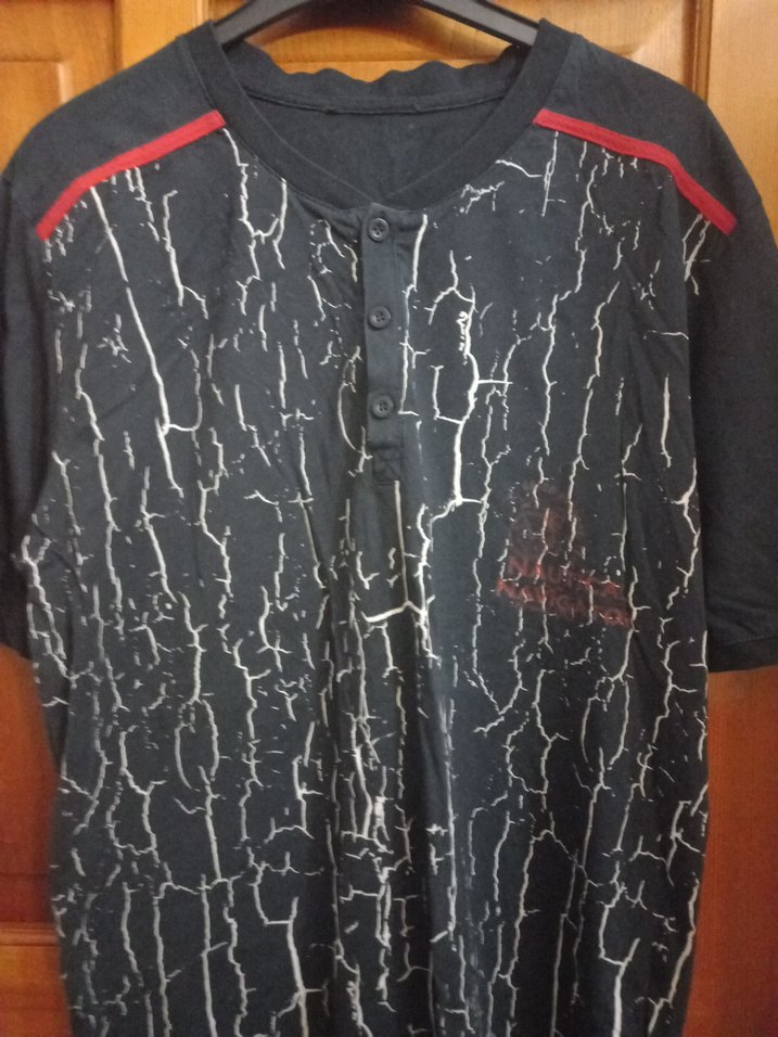 Düğmeli Siyah Bağlama Desenli Erkek Tişört - Görsel 3