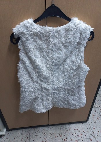 Beyaz Tüylü Kolsuz Kadın Yelek - Görsel 5