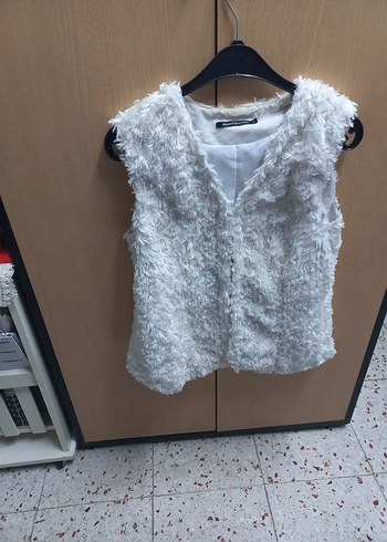 Beyaz Tüylü Kolsuz Kadın Yelek - Görsel 3