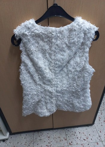 Beyaz Tüylü Kolsuz Kadın Yelek - Görsel 4