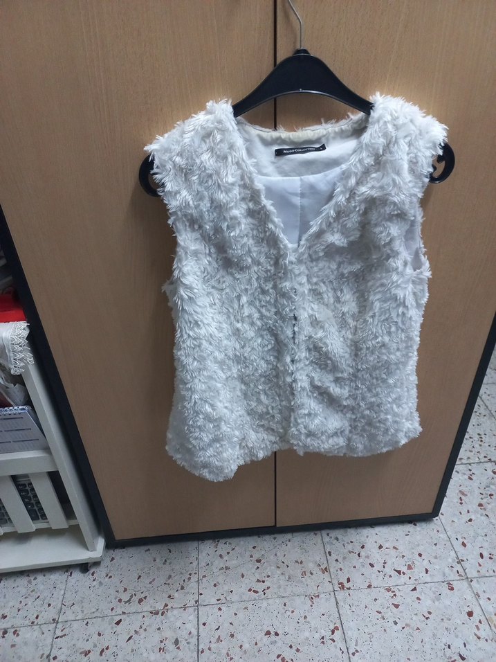 Beyaz Tüylü Kolsuz Kadın Yelek - Görsel 3