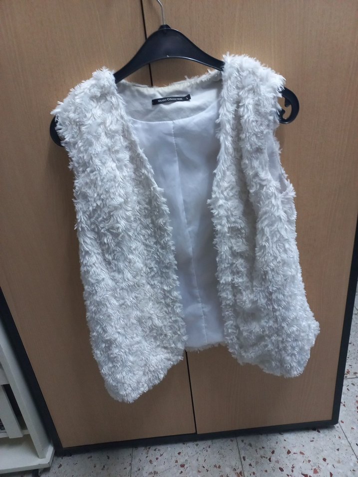 Beyaz Tüylü Kolsuz Kadın Yelek - Görsel 2