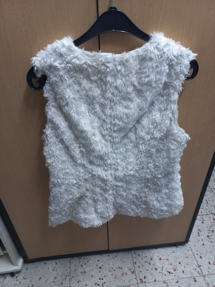 Beyaz Tüylü Kolsuz Kadın Yelek - Görsel 4