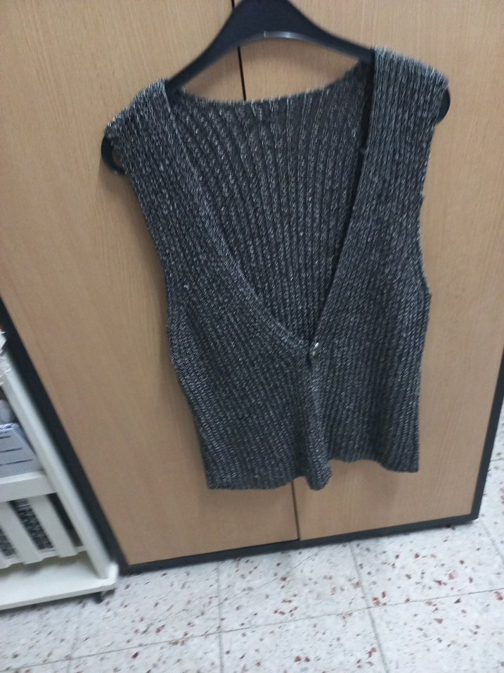 Gri V Yakalı Kısa Triko Kadın Yelek - Görsel 2