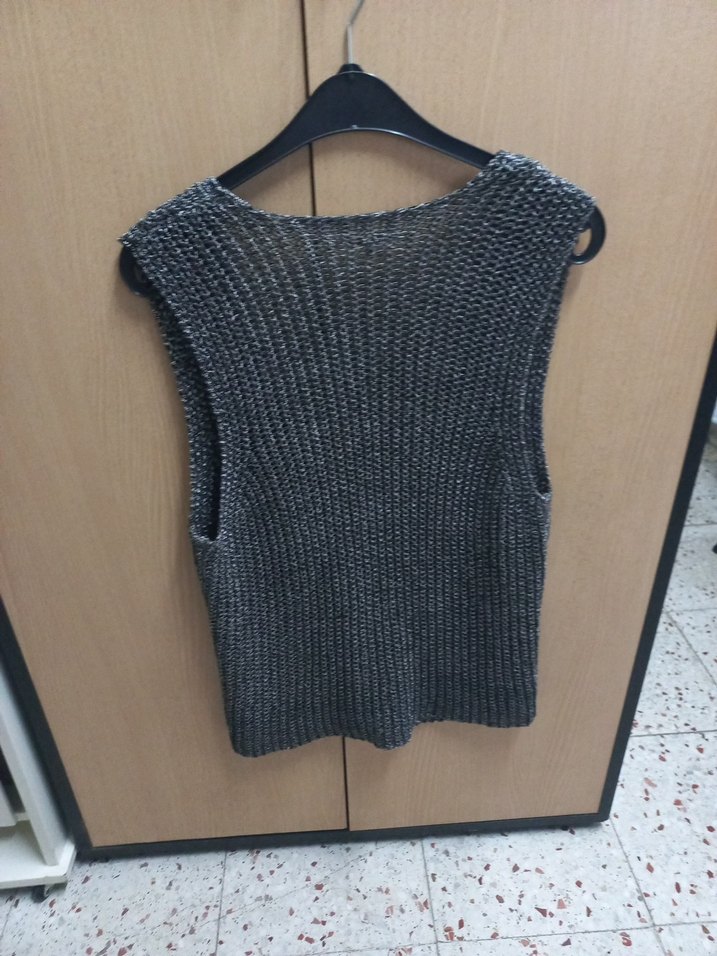 Gri V Yakalı Kısa Triko Kadın Yelek - Görsel 4