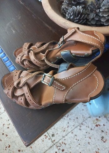 Kahverengi Deri Dolgu Topuklu Kadın Sandalet