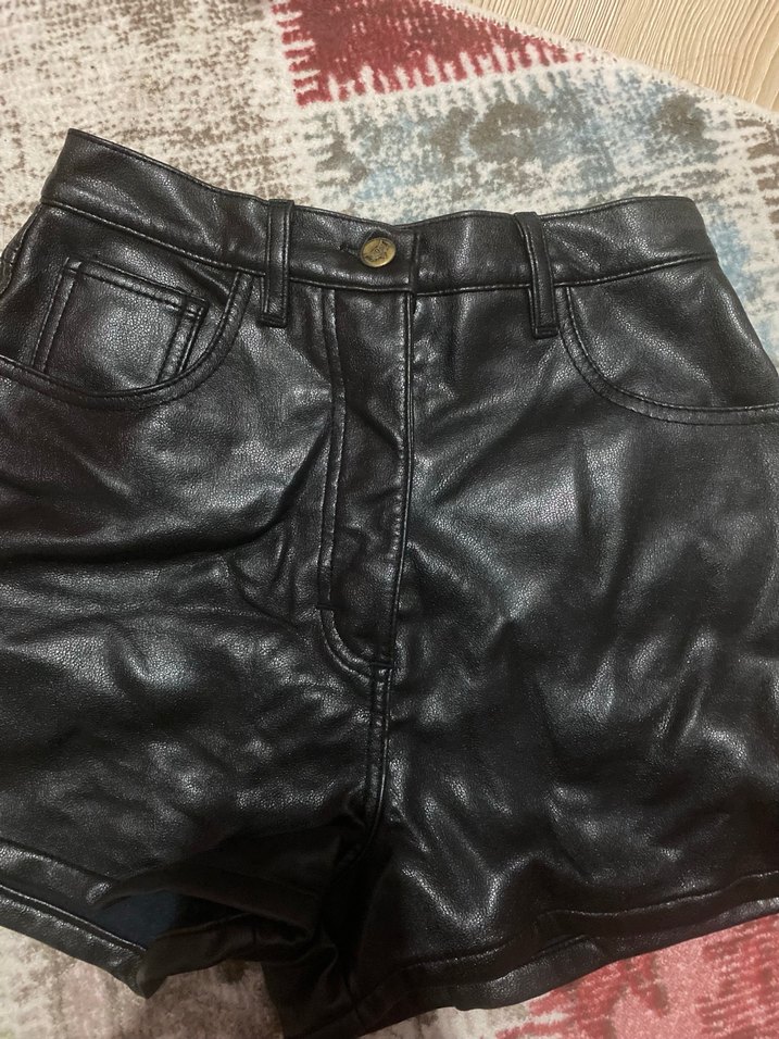Düğmeli Siyah Deri Mini Şort - Görsel 3
