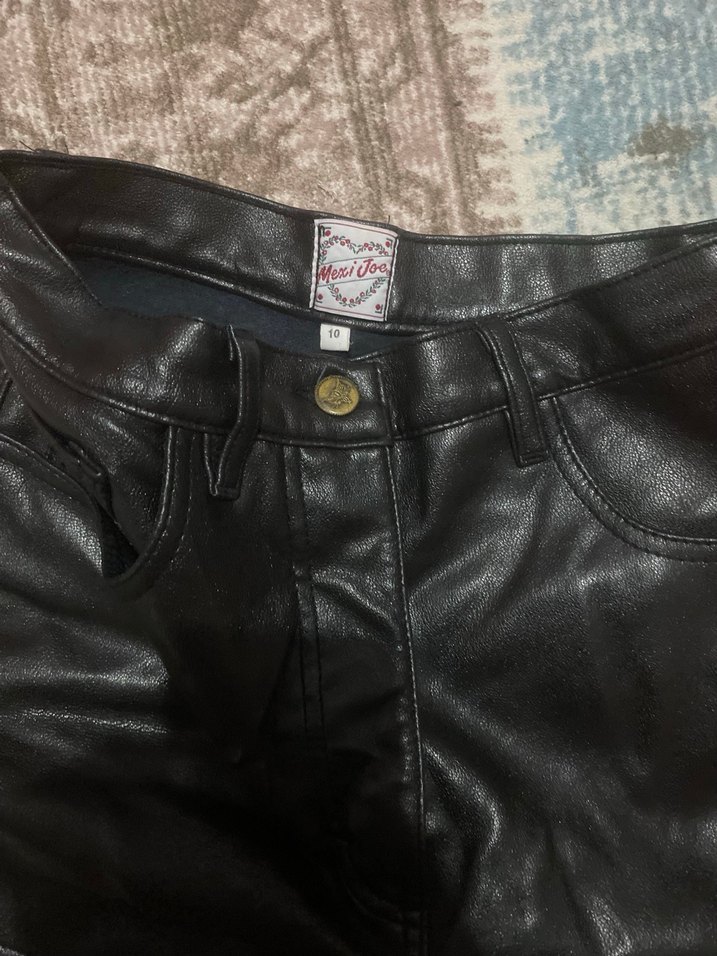 Düğmeli Siyah Deri Mini Şort - Görsel 4