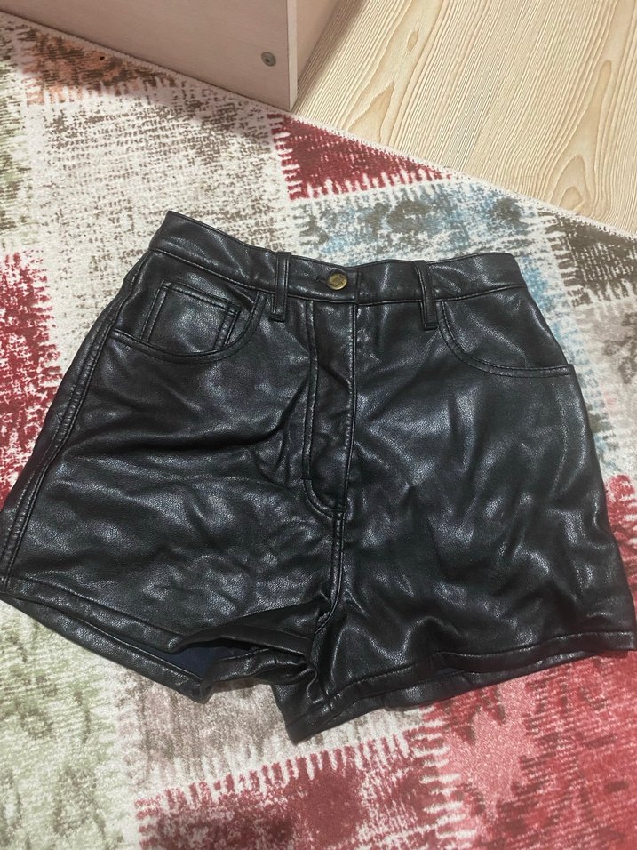 Düğmeli Siyah Deri Mini Şort - Görsel 2