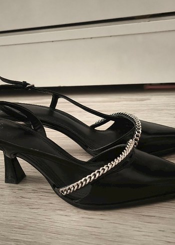 37 Beden Bershka Zincir Detaylı Siyah Yılan Derisi Stiletto