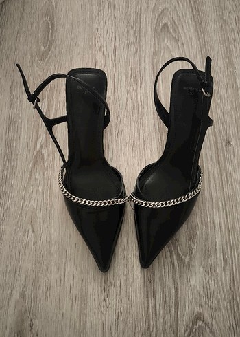 Bershka Zincir Detaylı Siyah Yılan Derisi Stiletto