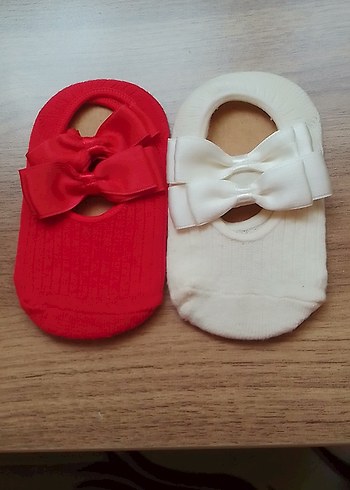 Kız Çocuk Krem ve Kırmızı Fiyonklu Çorap