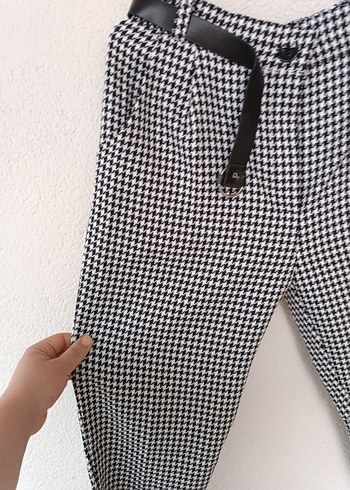 Beyaz Siyah Kemerli Kadın Kumaş Pantolon