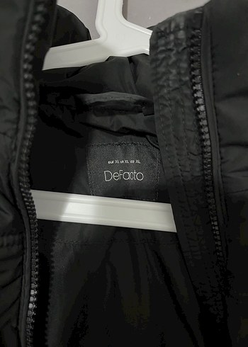 Siyah Kapüşonlu Fermuarlı Kadın Kışlık Mont - Görsel 3