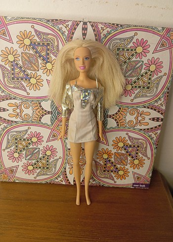 Barbie Renkli Kıyafetli Bej Bebek