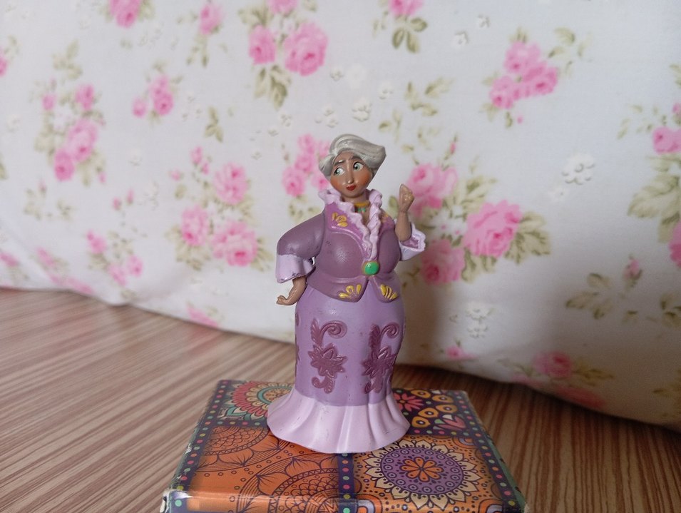 Disney Store Avalor'lu Elena Figür Heykelcik - Görsel 3