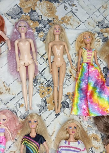 Barbie Çeşitli Renklerde Bebek Koleksiyonu
