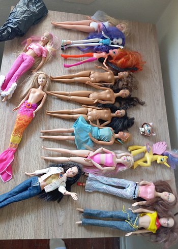 Barbie Çeşitli Renkli Bebek Seti