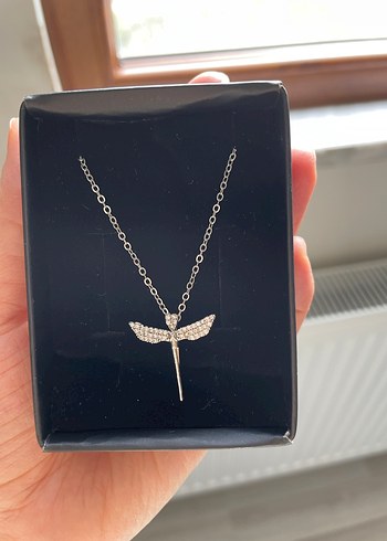 Zarif Zincir Detaylı Kanatlı Kadın Kolye - Görsel 4